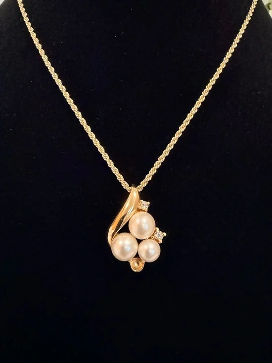 Christian Dior Pearl Crystal Necklace - Picture 3 of 11